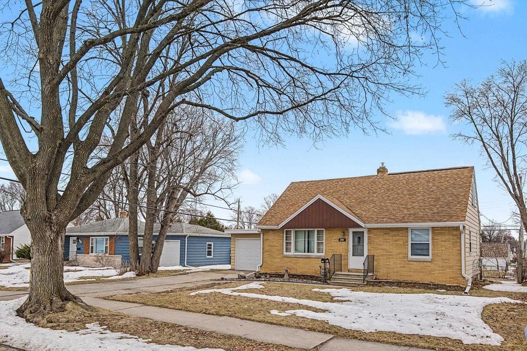 Photo of 927 Spence STREET, Green Bay, WI 54304 (MLS # 50322871)