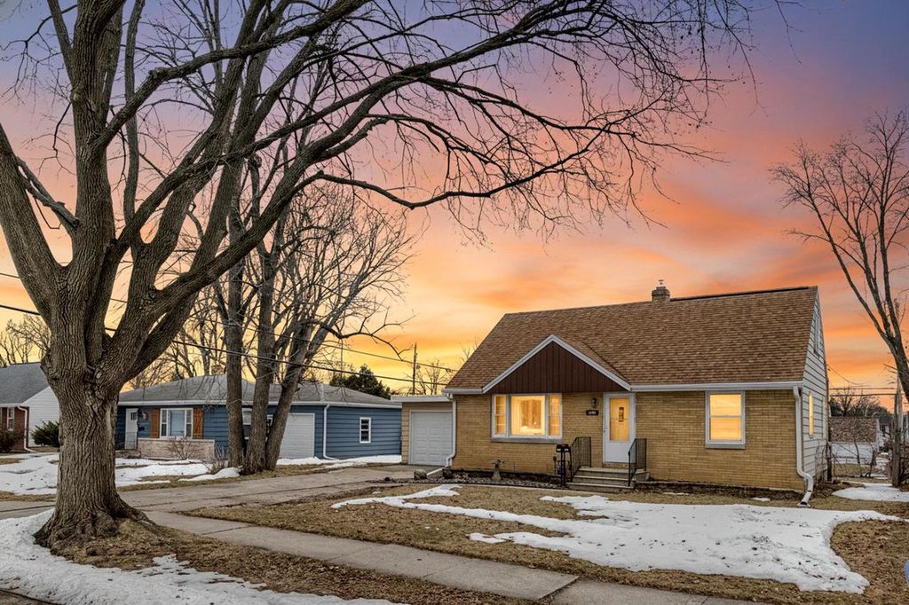 Photo of 927 Spence STREET, Green Bay, WI 54304 (MLS # 50322871)