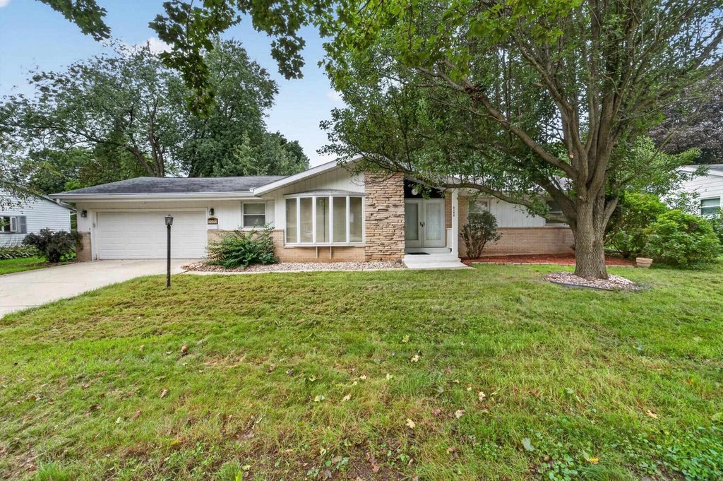 Photo of 2122 Gilbert ROAD, Madison, WI 53711 (MLS # 2033416)