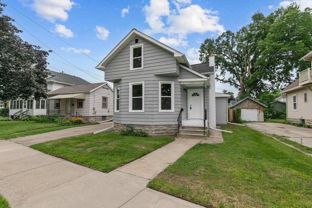 Photo of 1025 School AVENUE, Oshkosh, WI 54901 (MLS # 50330500)