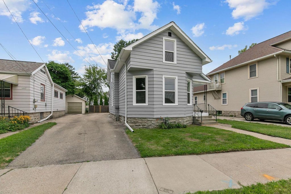 Photo of 1025 School AVENUE, Oshkosh, WI 54901 (MLS # 50330500)
