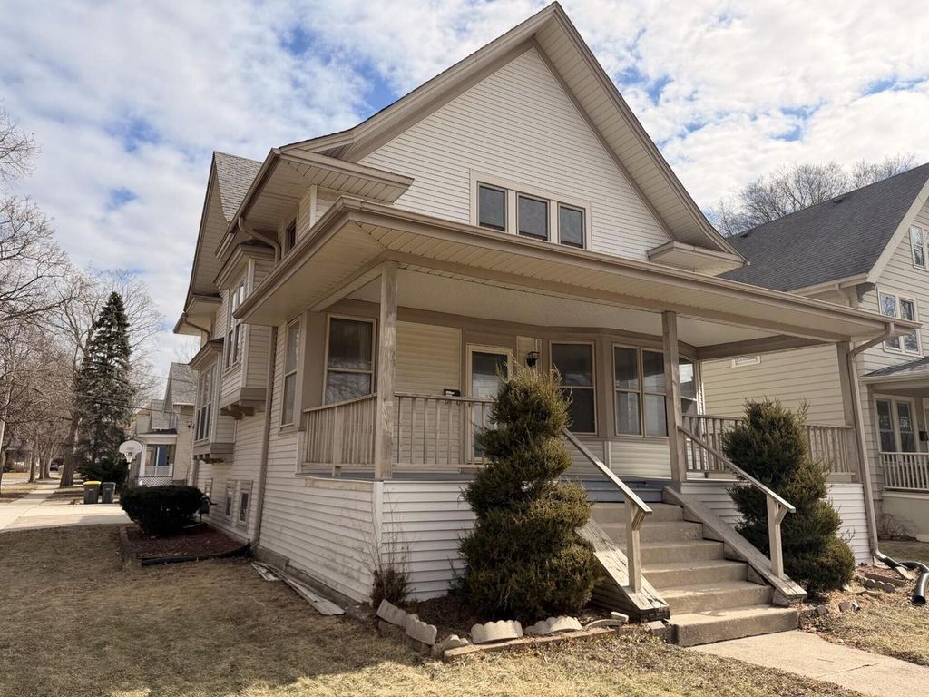 Photo of 527 N Hartwell AVENUE, Waukesha, WI 53186 (MLS # 1945292)