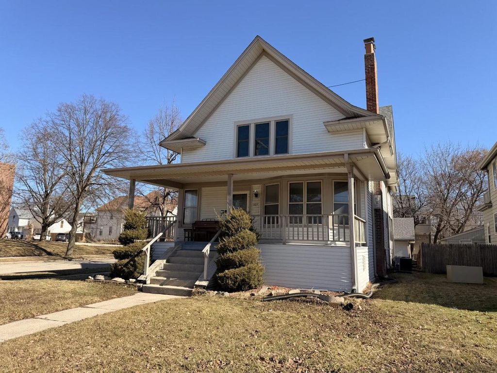 Photo of 527 N Hartwell AVENUE, Waukesha, WI 53186 (MLS # 1945292)