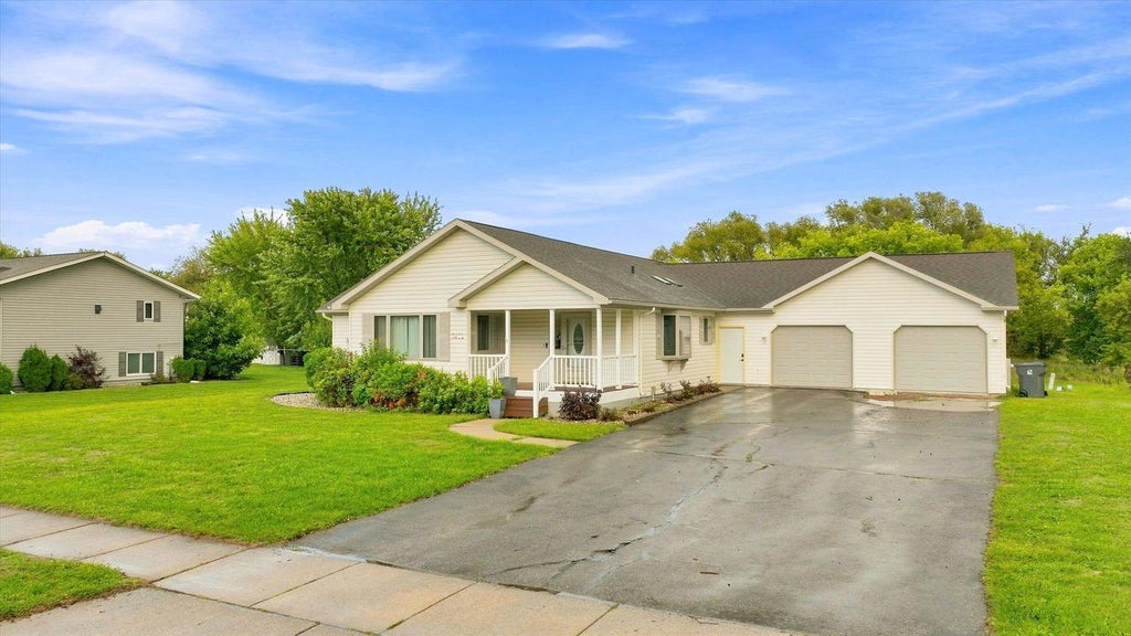 Photo of 1413 S Washington AVENUE, Marshfield, WI 54449 (MLS # 22604402)