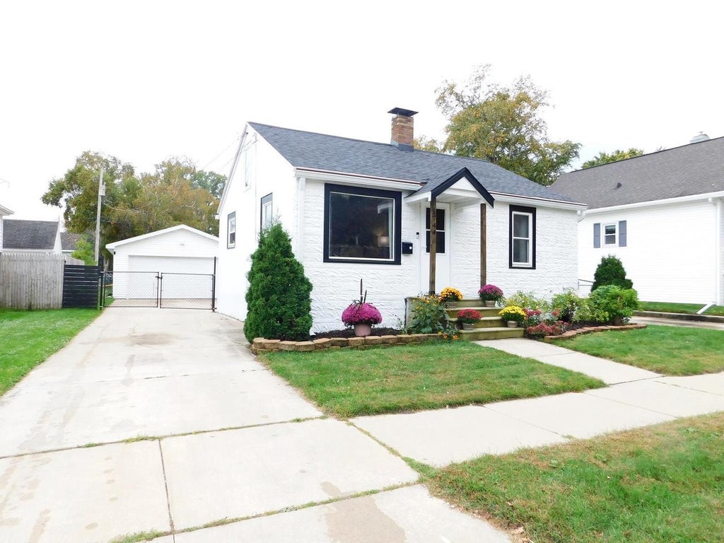 Photo of 1744 Eastman AVENUE, Green Bay, WI 54302 (MLS # 50333669)