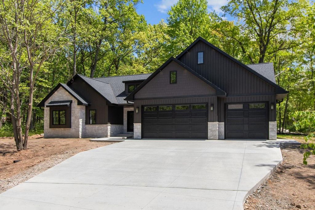 Photo of 996 Thomas TRAIL, Waupaca, WI 54981 (MLS # 50325805)