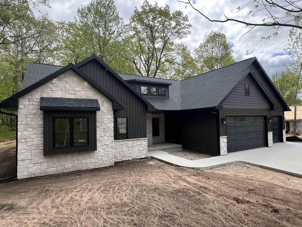Photo of 996 Thomas TRAIL, Waupaca, WI 54981 (MLS # 50325805)