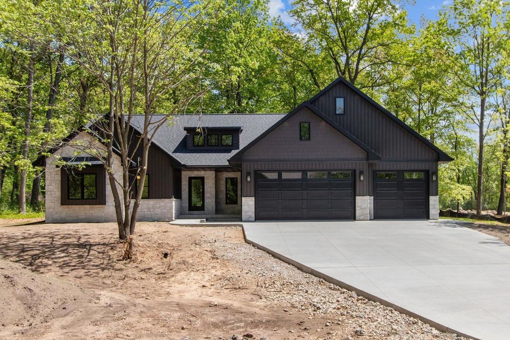 Photo of 996 Thomas TRAIL, Waupaca, WI 54981 (MLS # 50325805)