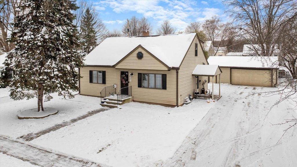 Photo of 1021 Royal BOULEVARD, Green Bay, WI 54303 (MLS # 50318836)