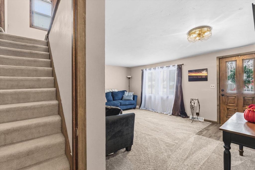 Photo of 1021 Royal BOULEVARD, Green Bay, WI 54303 (MLS # 50318836)