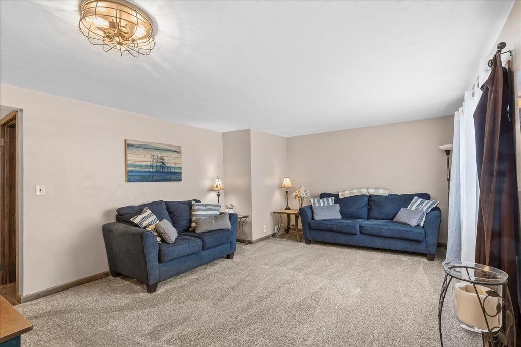 Photo of 1021 Royal BOULEVARD, Green Bay, WI 54303 (MLS # 50318836)