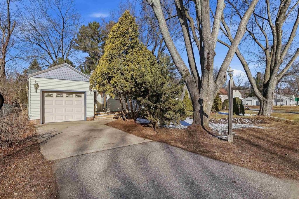 Photo of 908 Green AVENUE, Stevens Point, WI 54481 (MLS # 22601049)