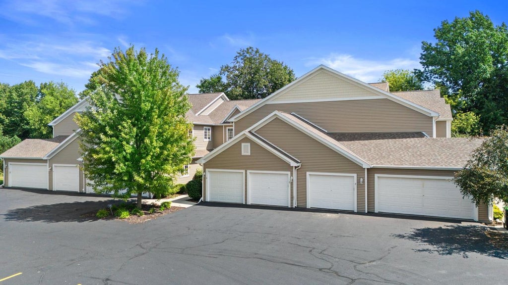 Photo of 758 Bridlewood DRIVE #H, Hartford, WI 53027 (MLS # 1978440)