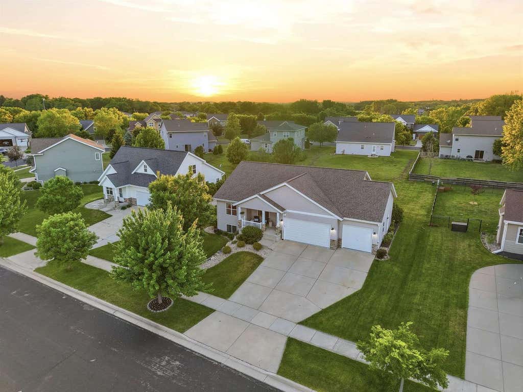 Photo of 4528 Scenic View ROAD, Windsor, WI 53598 (MLS # 2030069)