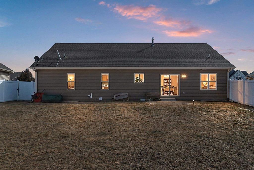 Photo of 517 Pebblestone CIRCLE, Hobart, WI 54155 (MLS # 50322010)