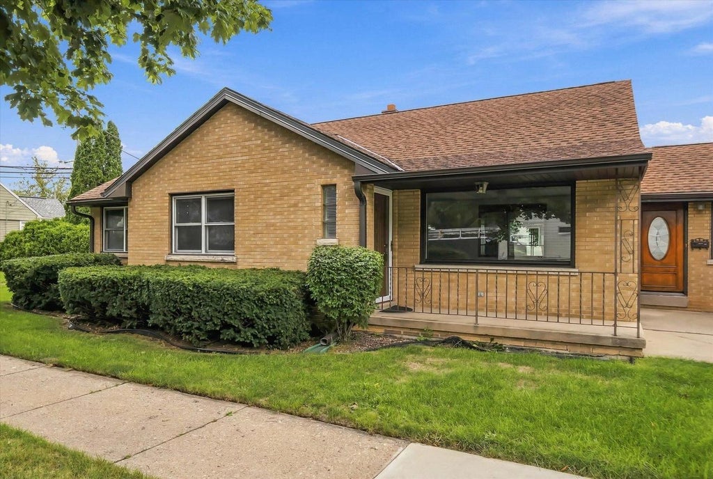 Photo of 4432 W Howard AVENUE, Milwaukee, WI 53220 (MLS # 1982947)