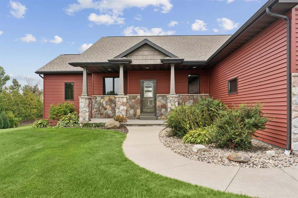 Photo of W5975 Autumn Hills PARKWAY, Appleton, WI 54913 (MLS # 50331004)