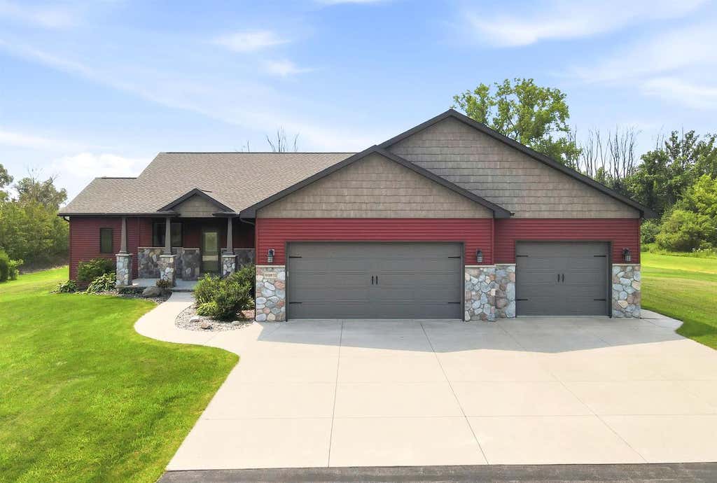 Photo of W5975 Autumn Hills PARKWAY, Appleton, WI 54913 (MLS # 50331004)