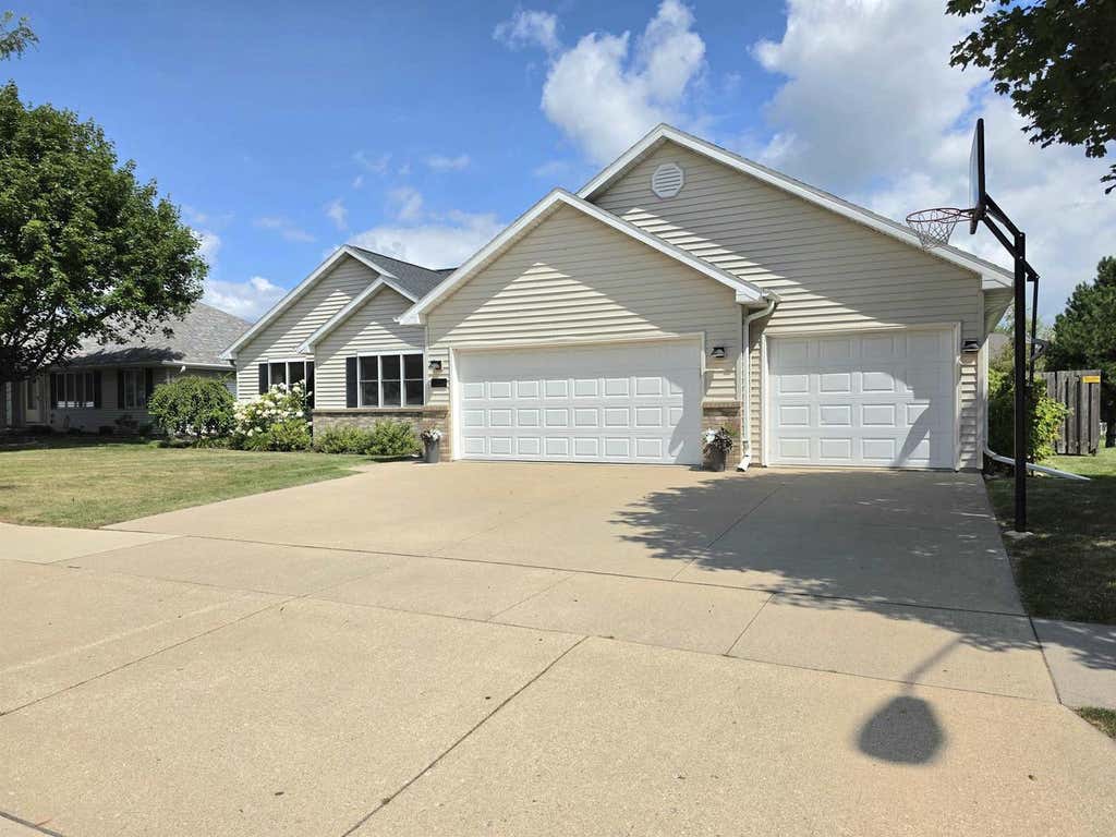 Photo of 3226 E Greenleaf DRIVE, Appleton, WI 54913 (MLS # 50331143)