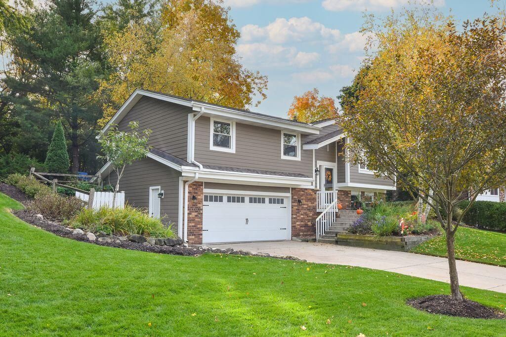 Photo of 617 Coventry LANE, Hartland, WI 53029 (MLS # 1941275)