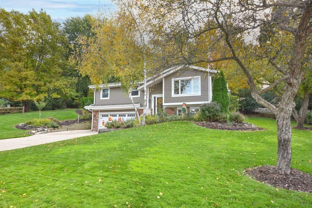 Photo of 617 Coventry LANE, Hartland, WI 53029 (MLS # 1941275)