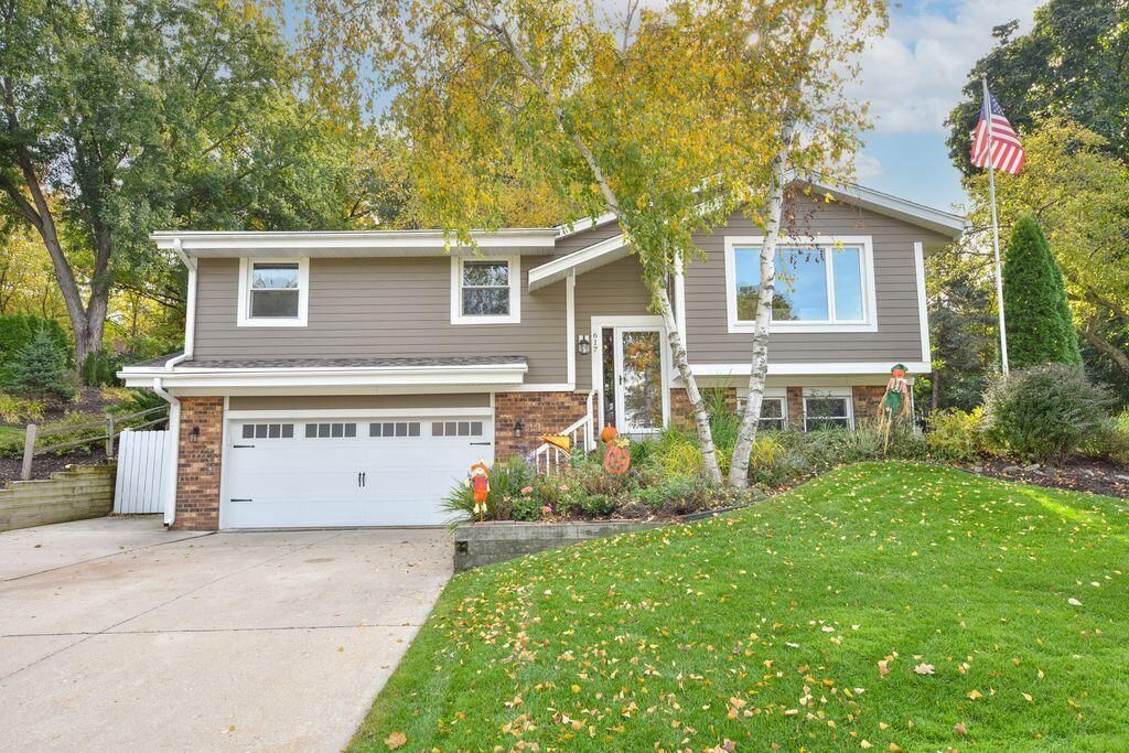 Photo of 617 Coventry LANE, Hartland, WI 53029 (MLS # 1941275)