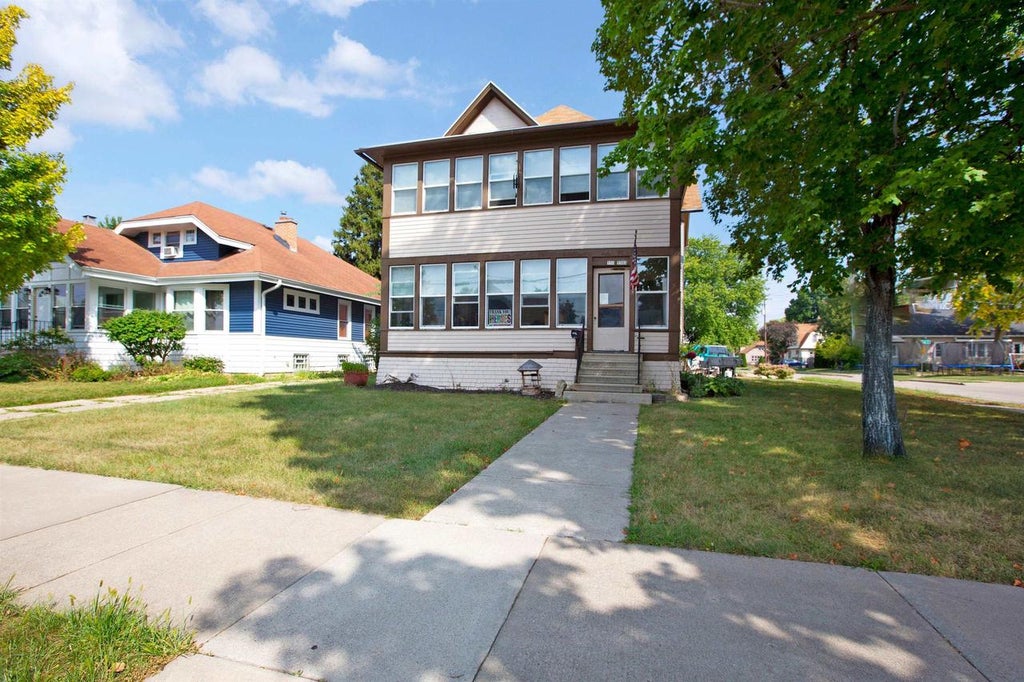 Photo of 330 E Irving AVENUE, Oshkosh, WI 54901 (MLS # 50332073)