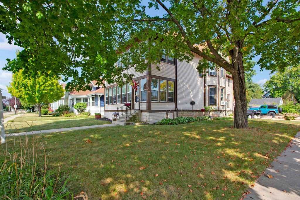 Photo of 330 E Irving AVENUE, Oshkosh, WI 54901 (MLS # 50332073)