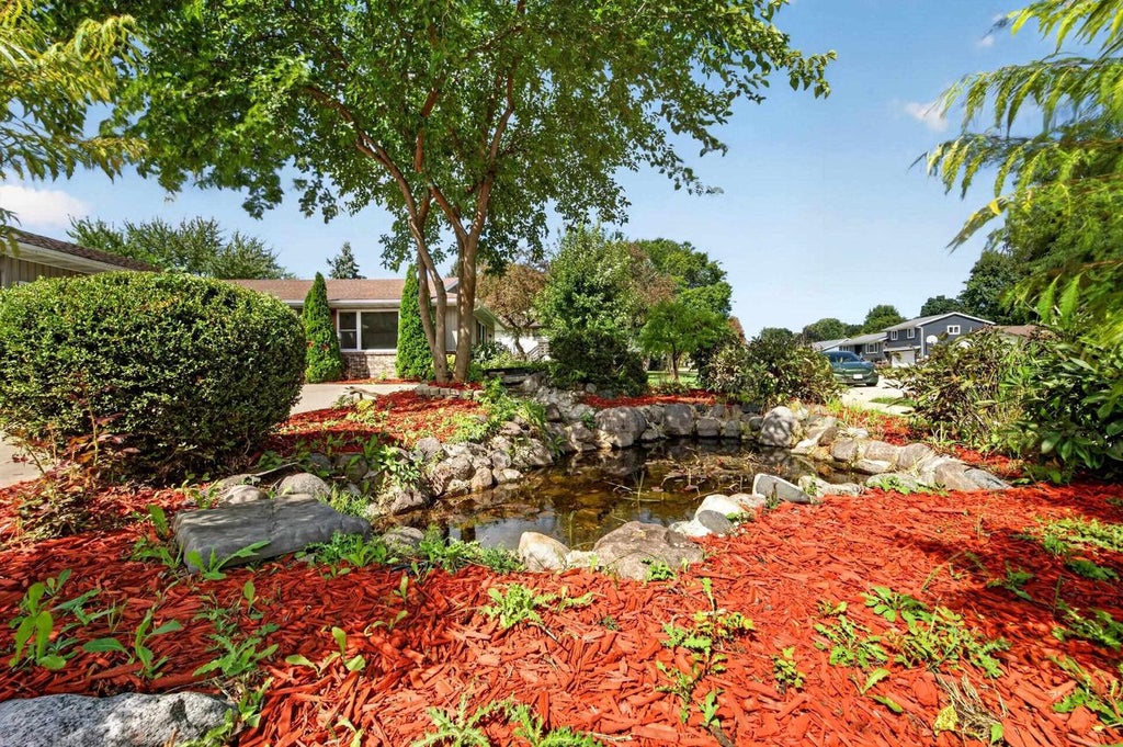 Photo of 323 Santa Fe TRAIL, Waunakee, WI 53597 (MLS # 2032746)