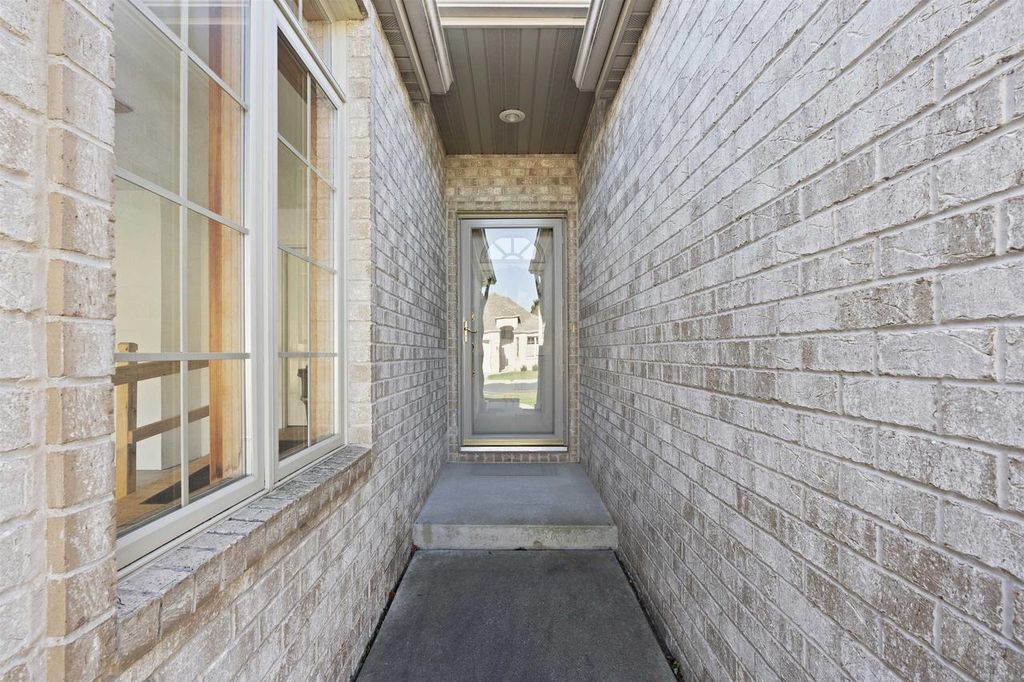 Photo of 504 S Langlade COURT #21, Green Bay, WI 54301 (MLS # 50315194)