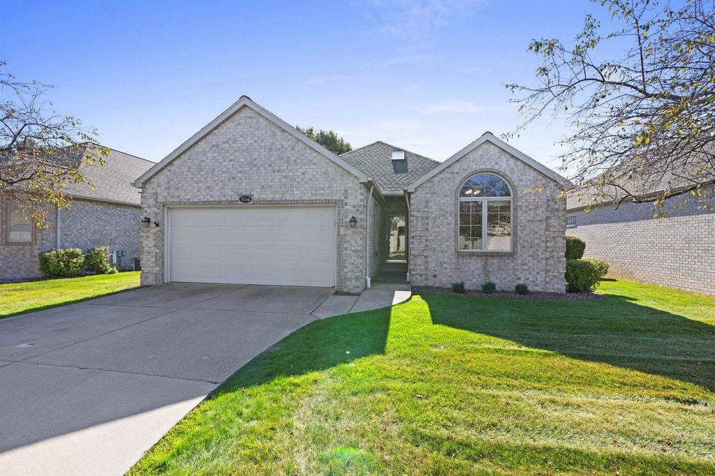 Photo of 504 S Langlade COURT #21, Green Bay, WI 54301 (MLS # 50315194)