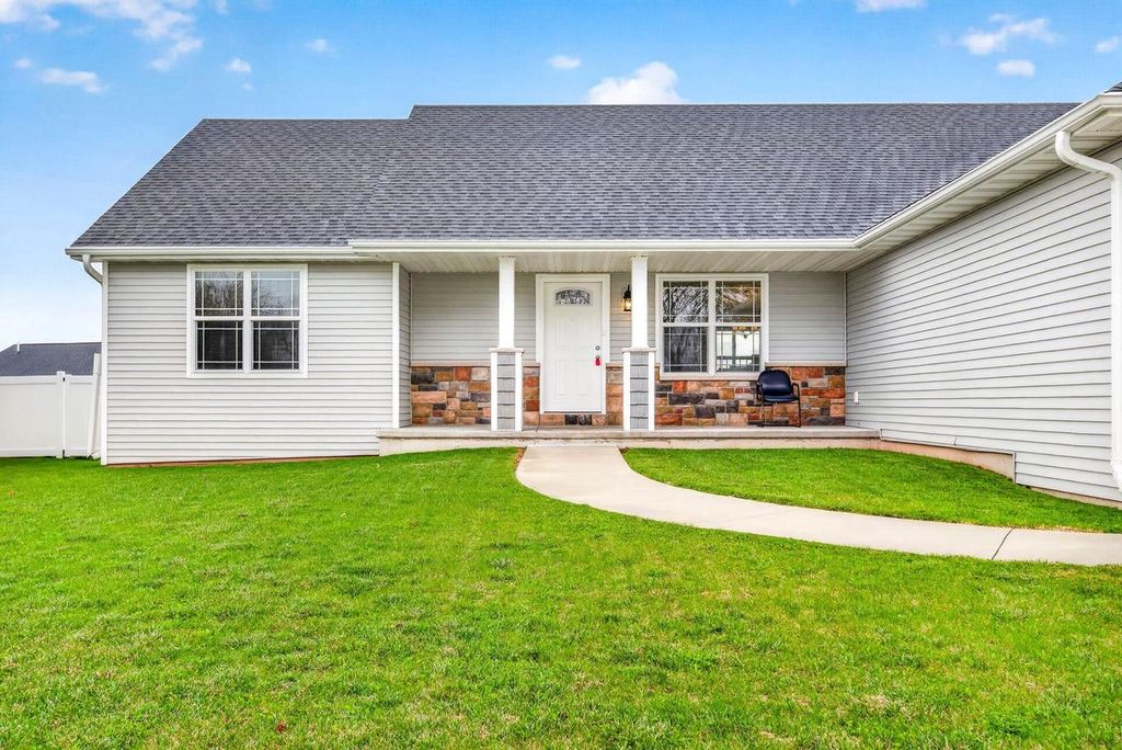 Photo of 3309 E Aquamarine AVENUE, Appleton, WI 54913 (MLS # 50324425)