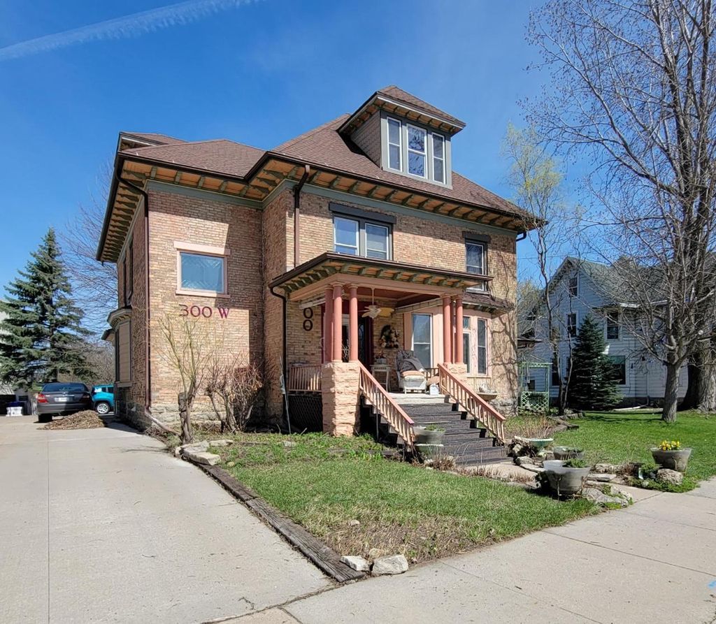 Photo of 300 W Prospect AVENUE, Appleton, WI 54911 (MLS # 50323981)