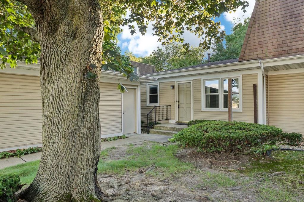 Photo of 5 Plum Tree Village, Beloit, WI 53511 (MLS # 2008584)