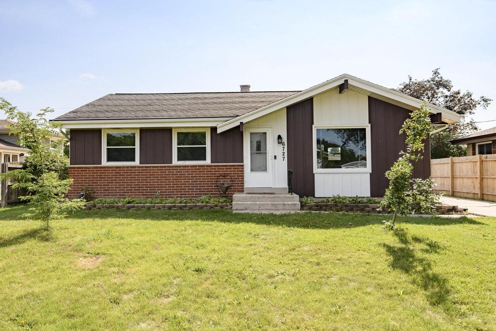 Photo of 6727 Lone Elm Dr, Racine, WI 53402 (MLS # 1975442)