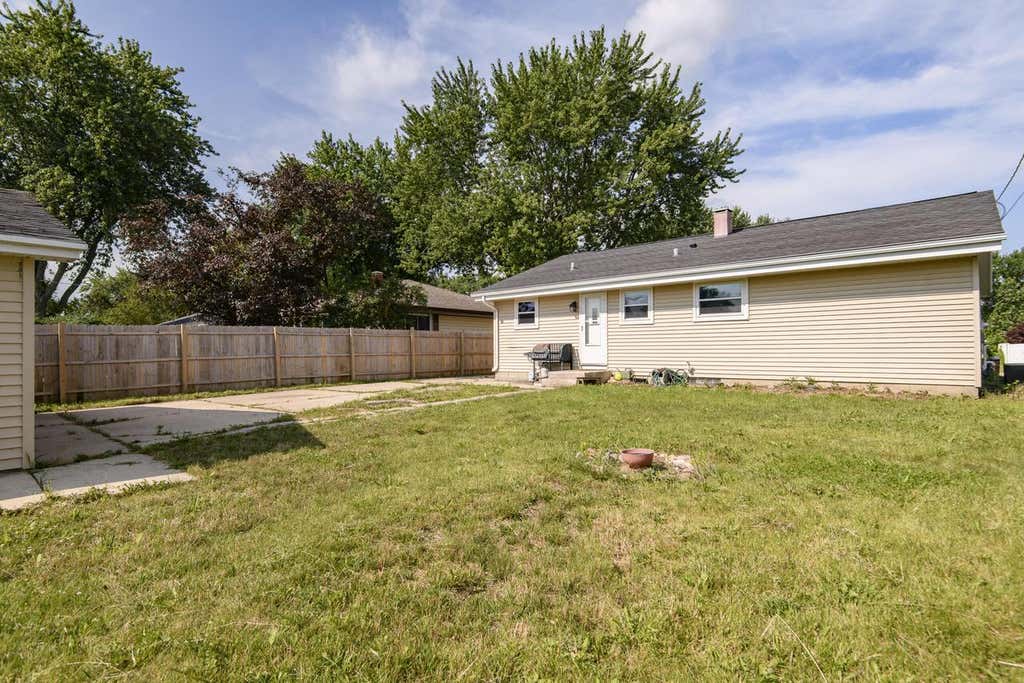 Photo of 6727 Lone Elm Dr, Racine, WI 53402 (MLS # 1975442)