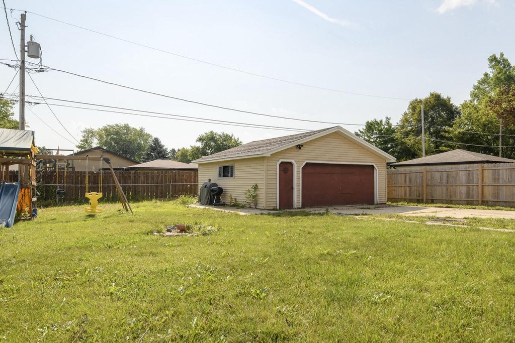 Photo of 6727 Lone Elm Dr, Racine, WI 53402 (MLS # 1975442)