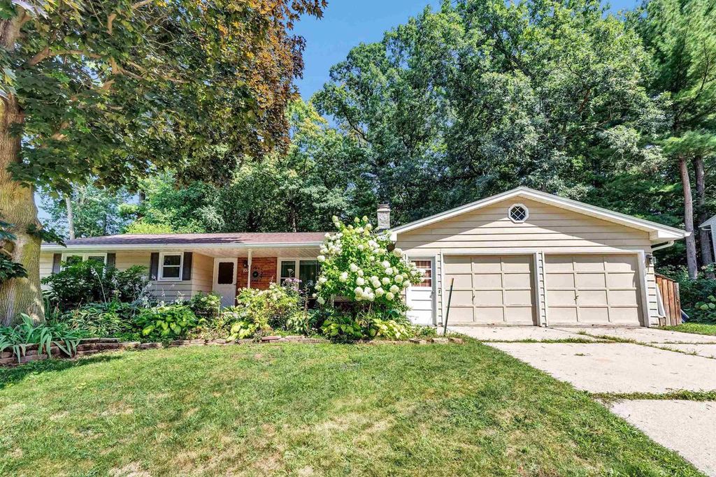 Photo of 1014 Laverne DRIVE, Green Bay, WI 54311 (MLS # 50318488)