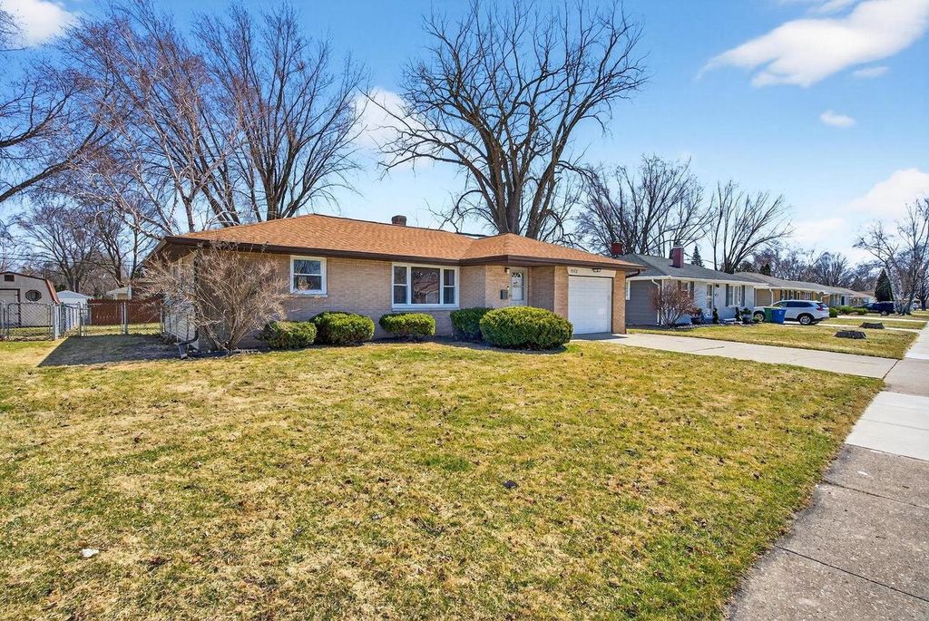 Photo of 1513 Beauchamp STREET, Green Bay, WI 54304 (MLS # 50323679)