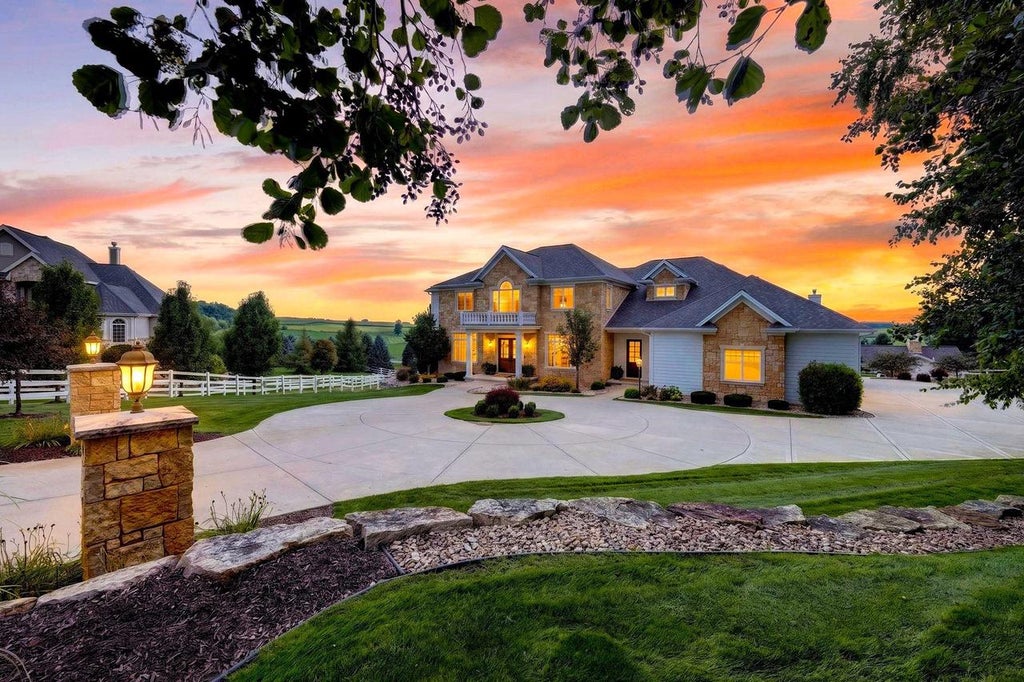 Photo of 4908 Winners CIRCLE, Middleton, WI 53562 (MLS # 2032111)