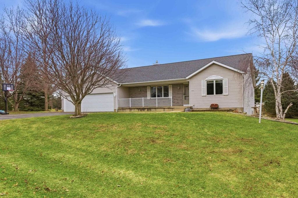 Photo of 2734 Brooks Ridge DRIVE, Sun Prairie, WI 53590 (MLS # 2018130)