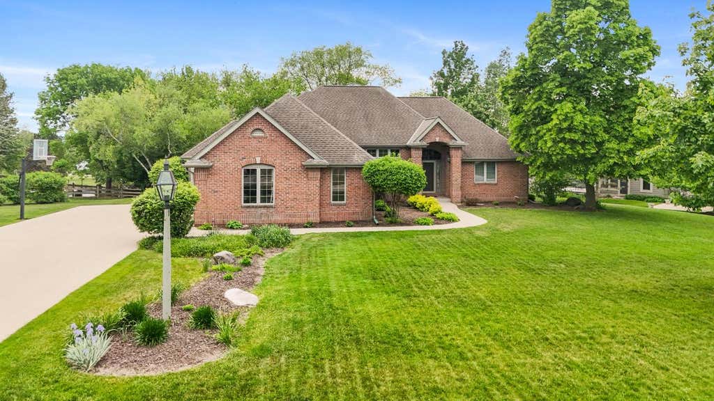 Photo of W260N2961 Steeplechase DRIVE, Pewaukee, WI 53072 (MLS # 1970343)