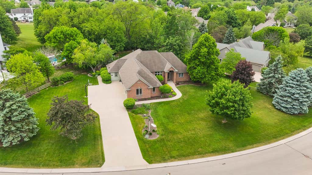 Photo of W260N2961 Steeplechase DRIVE, Pewaukee, WI 53072 (MLS # 1970343)