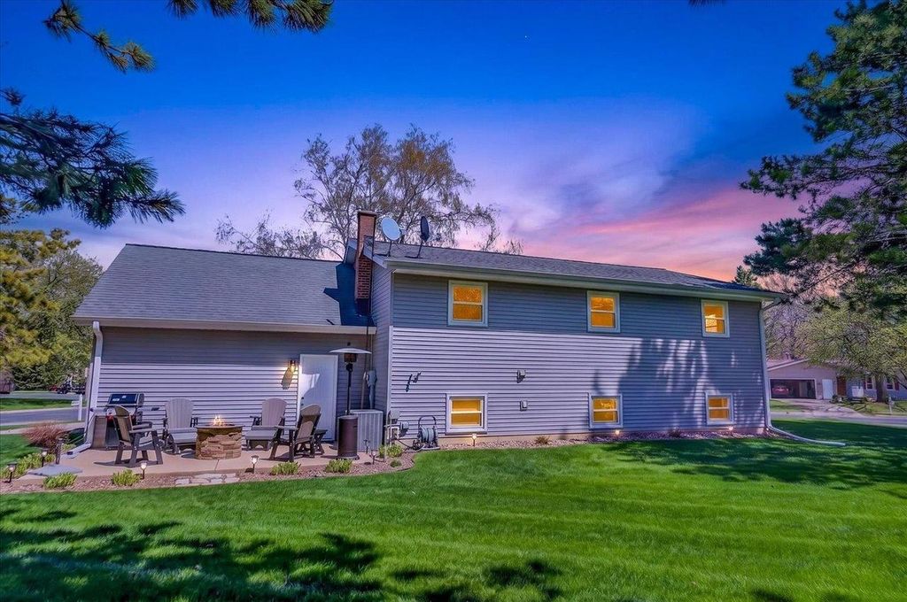 Photo of 2111 Montana AVENUE, Sun Prairie, WI 53590 (MLS # 2021388)