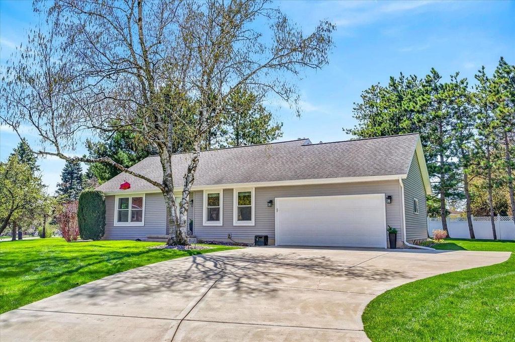 Photo of 2111 Montana AVENUE, Sun Prairie, WI 53590 (MLS # 2021388)