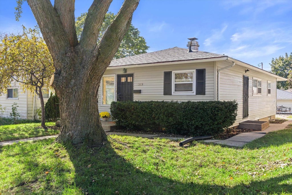 Photo of 3809 N 79th STREET, Milwaukee, WI 53222 (MLS # 1985426)