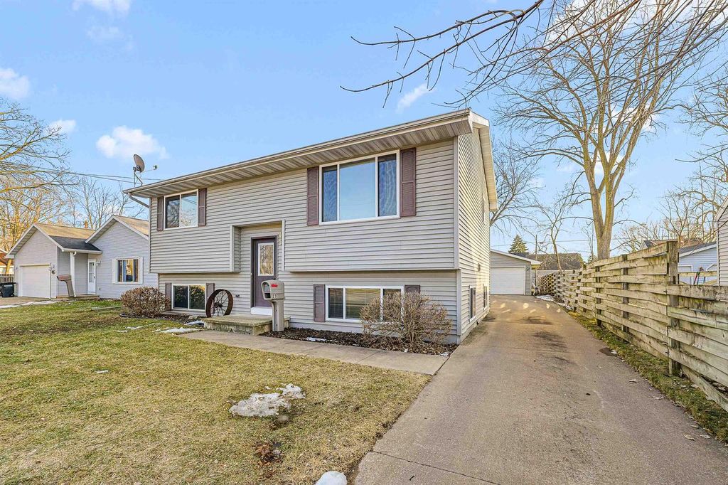 Photo of 23 W Smith AVENUE, Oshkosh, WI 54901 (MLS # 50321837)