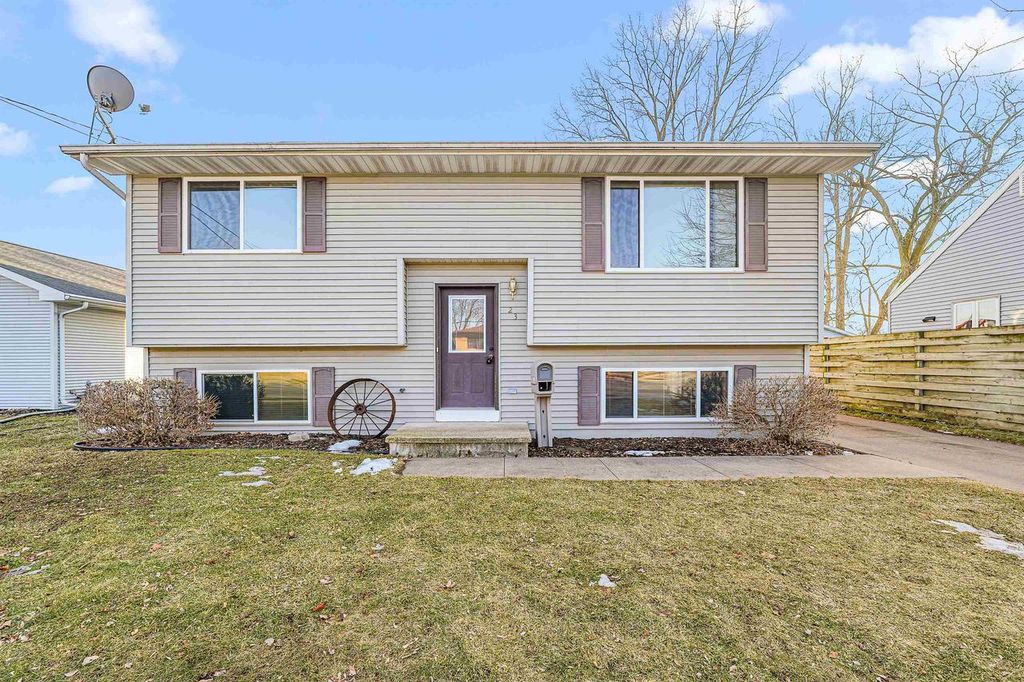Photo of 23 W Smith AVENUE, Oshkosh, WI 54901 (MLS # 50321837)
