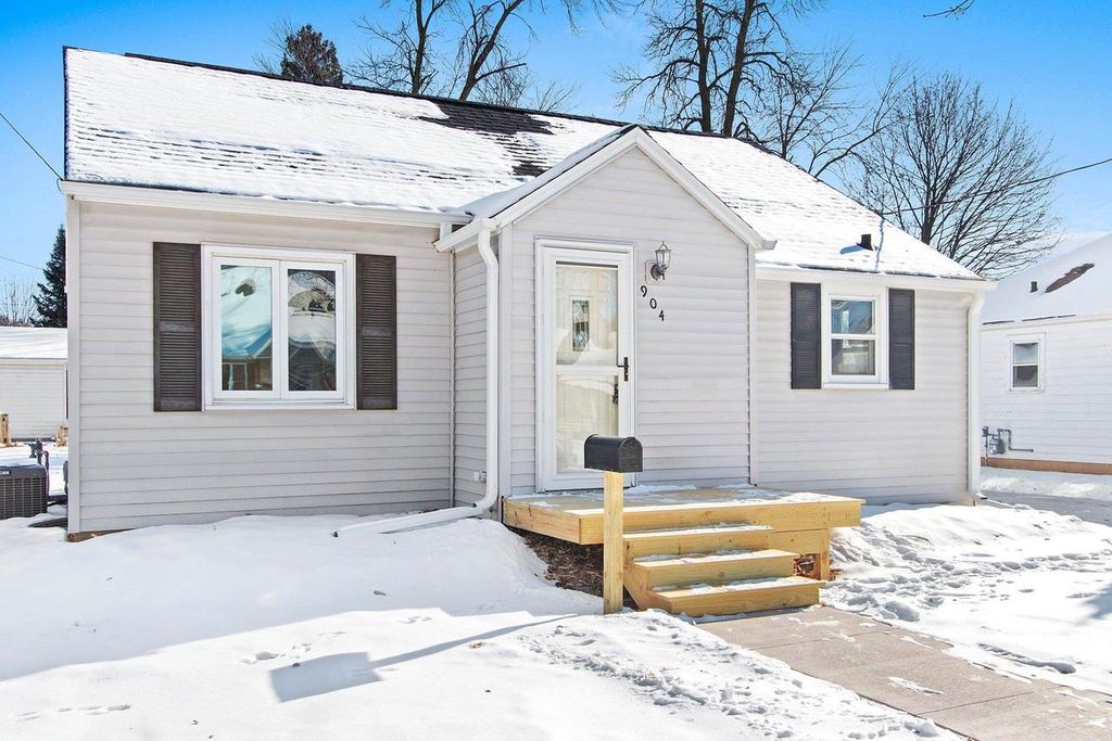 Photo of 904 N Gillett STREET, Appleton, WI 54914 (MLS # 50320414)