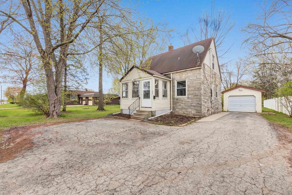 Photo of 512 E Allouez AVENUE, Green Bay, WI 54301 (MLS # 50325037)